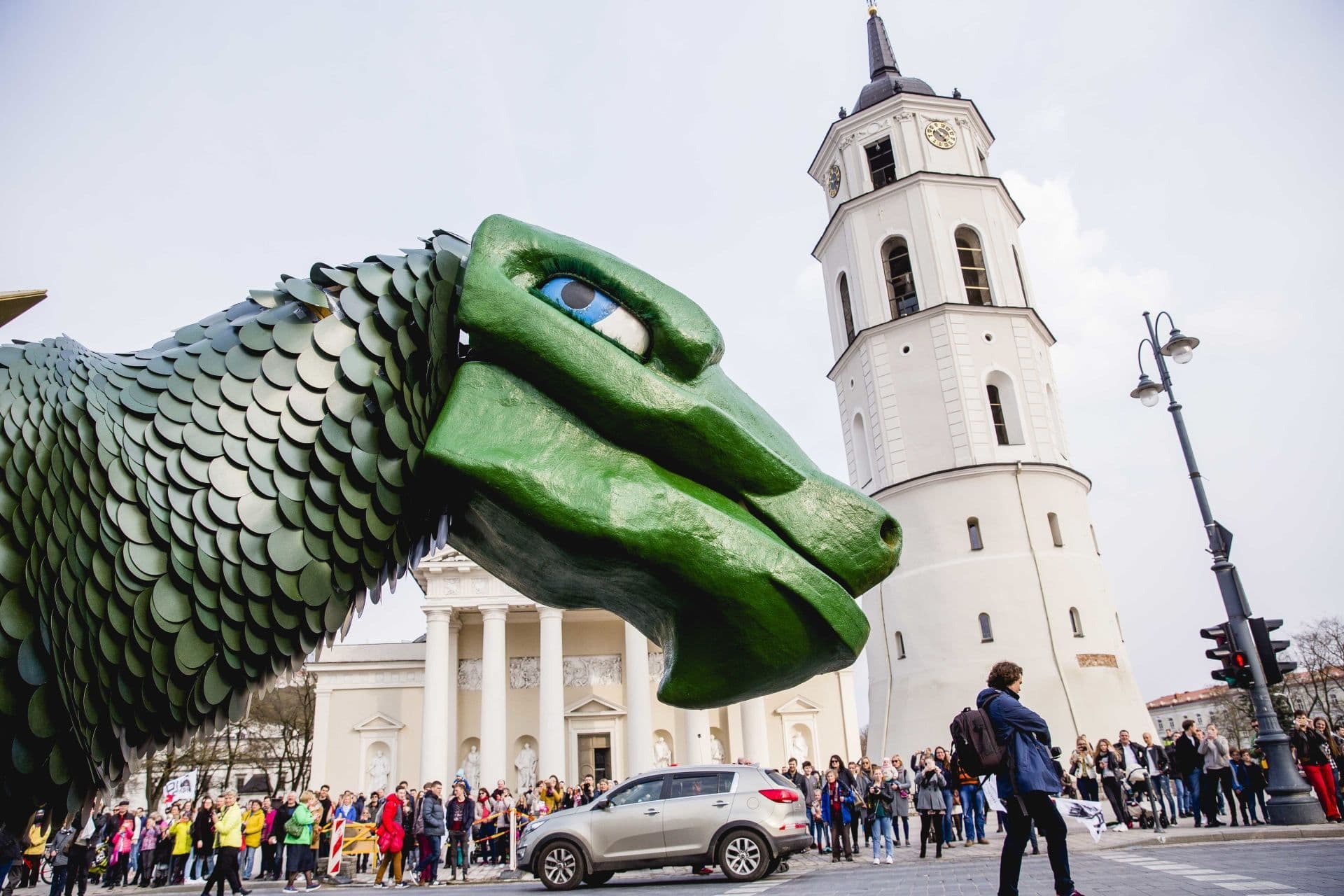 Fizikos dienų eisena su simboliu dinozauru