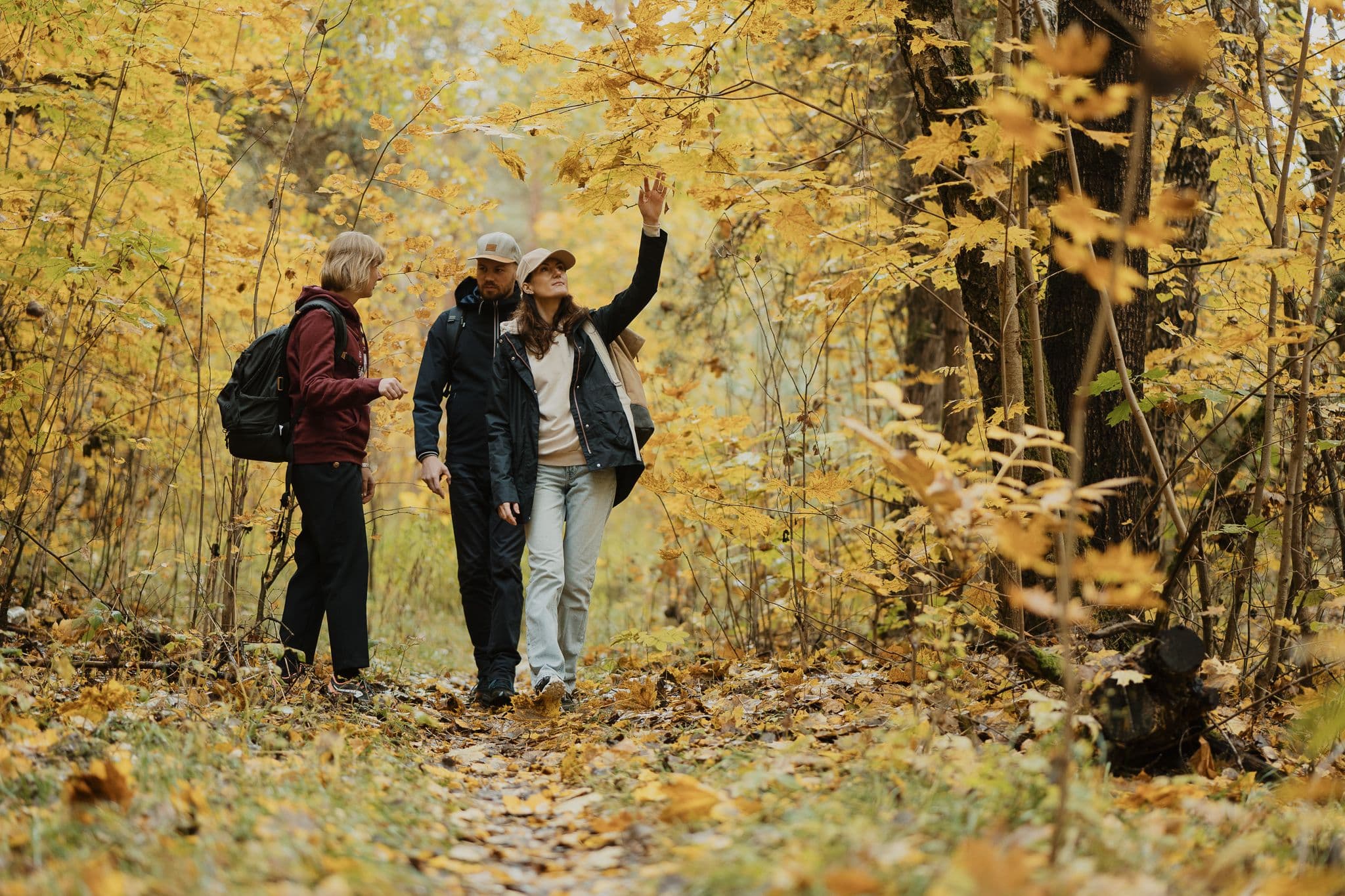 VU Karjeros centro konsultantai eina mišku