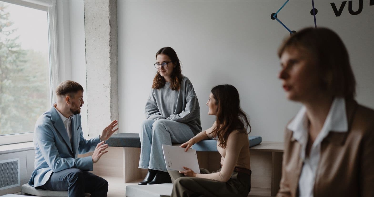 Vilniaus universiteto konsultantai konsultuoja studentes