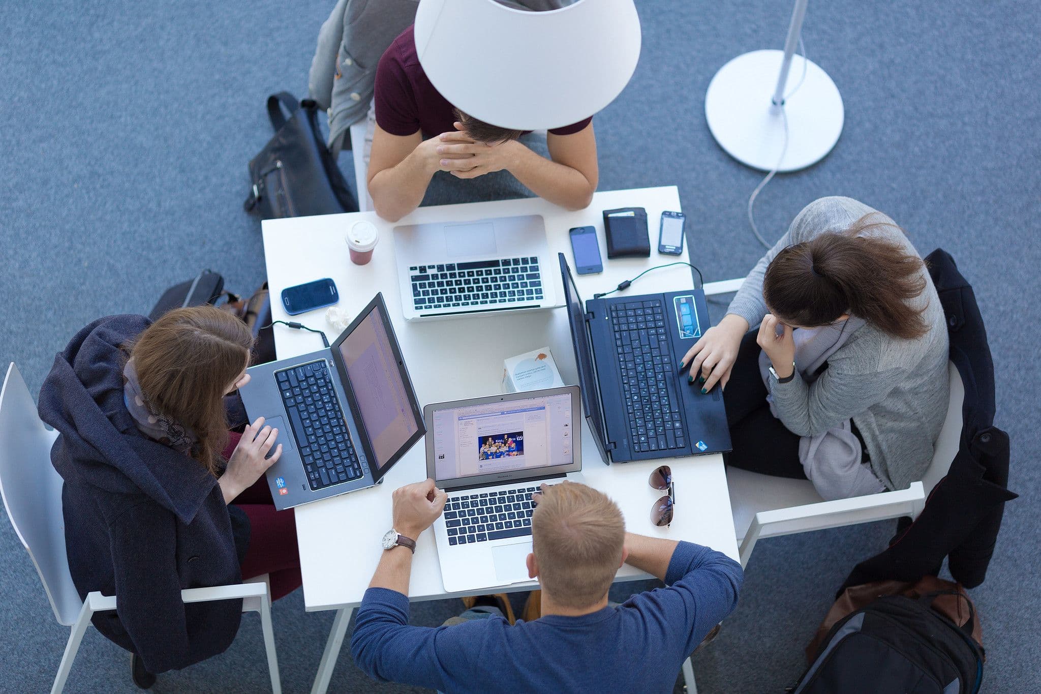 VU studentai mokosi bibliotekoje