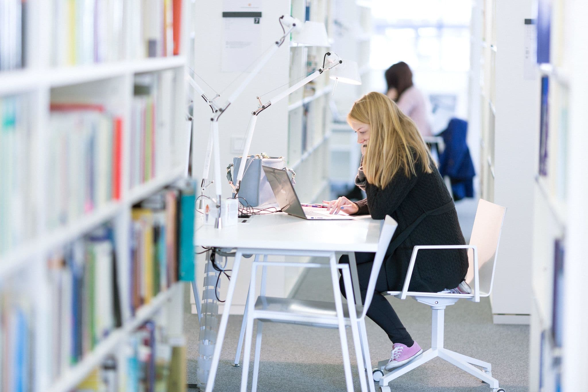 VU studentė mokosi bibliotekoje