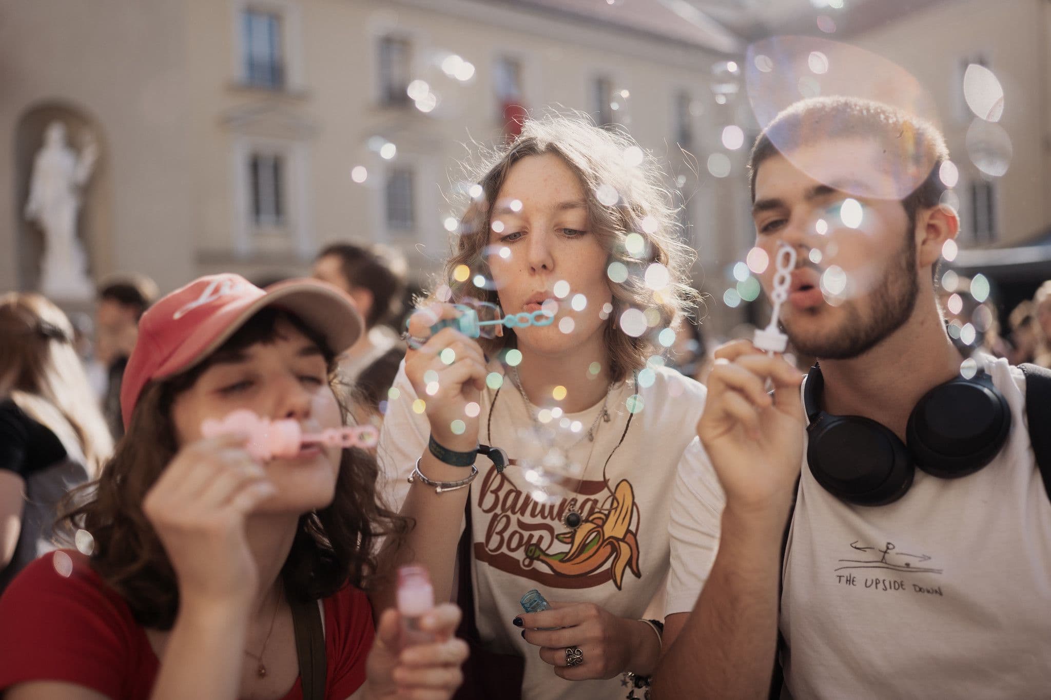 Vilniaus universiteto studentai VU Didžiajame kieme pučia muilo burbulus
