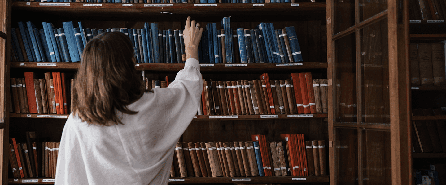 VU studentė bibliotekoje