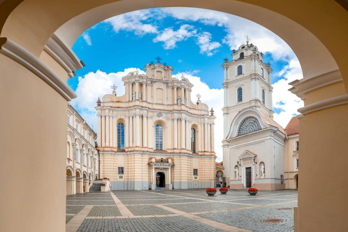 Įėjimas į VU centrinių rūmų Didįjį kiemą